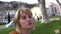 Blonde babe gaat wild: intens poesje vingeren en hardcore anale seks