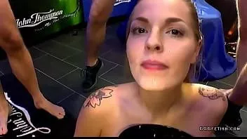 play Adolescentul tatuat Bibi iubește cocosele mari și ejaculațiile