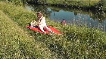 play Milf sexy frina en la orilla del río se desnudó y toma el sol desnuda. pescador hombre al azar velando por ella, y al final decidió unirse a la mujer desnuda. playa salvaje playa nudista. desnudez pública exposición pública. desnudo en publico