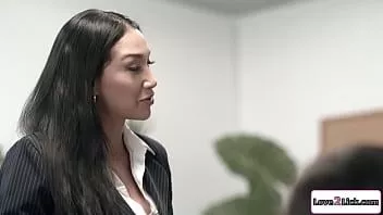 Jouer Love2lick.com - le patron asiatique fait que les employés aient un quatuor