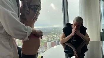 Jouer Un mec baise une fille pour un cocu pour de l'argent