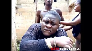 Reproduzir Mamãe e eu amamos o cara negro grande do local