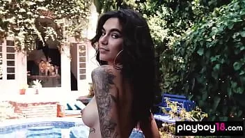 Redare Inked toată frumusețea naturală latina Hades arătând păsărica ei păroasă în aer liber