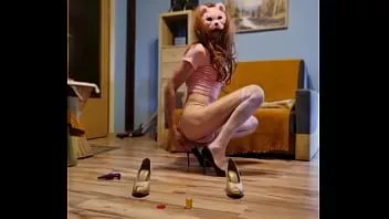 Putar Monika menjilat sepatu hak tinggi nyonya dan meniduri pantatnya