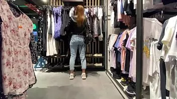 play Gadis itu melakukan pembelian tepat di ruang ganti pusat perbelanjaan