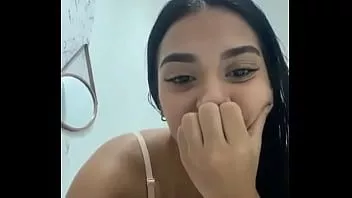 play Latina gostosa tirando a roupa no whatsapp