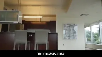 Redare Bottomsis - fratele vitreg disperat îl roagă pe fratele vitreg să-și închidă gura - chloe cireș