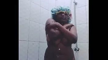 চালান একক আবলুস বেকি বাথরুমে গরম গোসল করছে