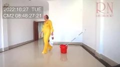 Reproducir Limpieza traviesa de la oficina de la criada con curvas. La cámara oculta lo capta todo. La voluptuosa Regina Noir.
