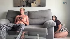 تشغيل صغيرتي امرأة سمراء خطوة الأخت يعطي HANDJOB مزحة تحولت X-Rated