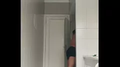 play Amatorski hunk ogoli w łazience przed pieprzeniem stopy