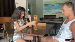 Odtwórz Strata odbytu przyrodniej: gra Jenga poszła nie tak