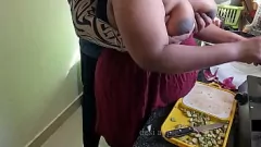 চালান আফ্রিকান গ্রানি রান্নাঘরে মোরগ চুষে যায়