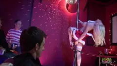 Reproducir Extravagancia anal de Navidad: MILF-MILF-MILFS se vuelven locos en la orgía sexual grupal