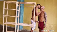 播放 巴西大屁股Twink Lucas Marsolo的大家伙和口交