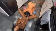 Odtwórz Naomi Foxxx i Girlfriend Tatiana's Endy Interrasal Kitchen Spotkanie