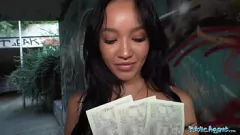 Riproduci L'agente pubblico riceve un pompino dalla sexy ragazza asiatica Asia Vargas all'aperto