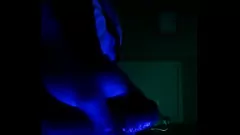 Reproducir Parte 2. Netflix solitario y vibraciones relajadas con un masaje de polla negra amateur cachonda