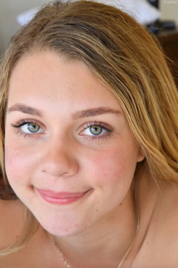 Actrita Gabbie Carter